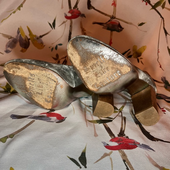 Grey velvet, round toe, wooden heel pump by Juicy Couture w box (nearly vintage) - Picture 9 of 15